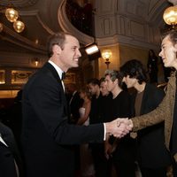 El Príncipe Guillermo saluda a Harry Styles en la Royal Variety Performance 2014