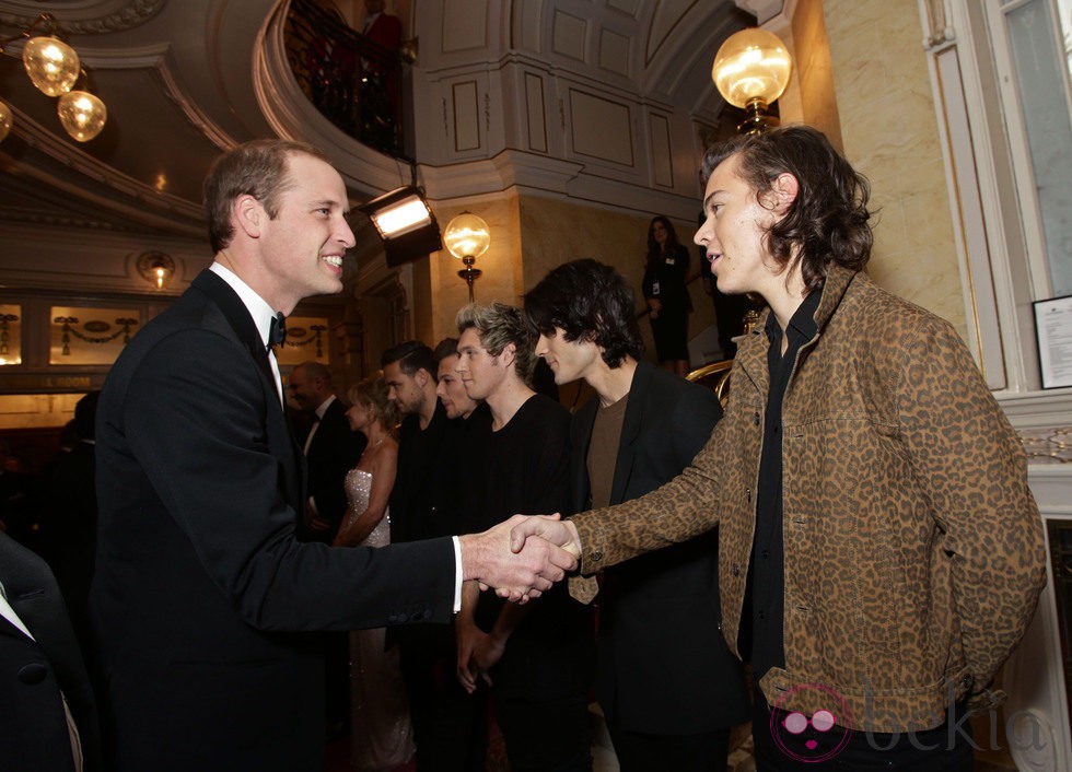 El Príncipe Guillermo saluda a Harry Styles en la Royal Variety Performance 2014