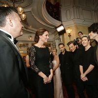 Kate Middleton con One Direction en la Royal Variety Performance 2014