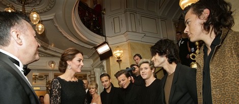 Kate Middleton con One Direction en la Royal Variety Performance 2014