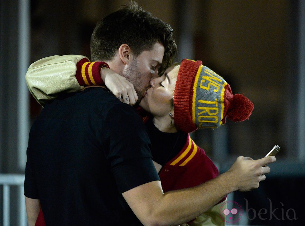 Miley Cyrus besa a su nuevo amor, Patrick Schwarzenegger