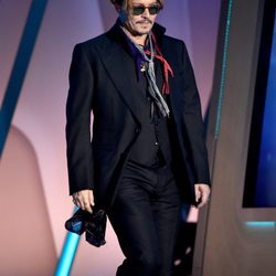 Johnny Depp se tambalea en visible estado de embriaguez durante los Hollywood Film Awards