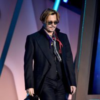 Johnny Depp se tambalea en visible estado de embriaguez durante los Hollywood Film Awards