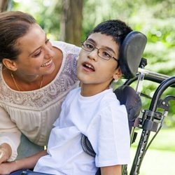 Michelle Jenner posa junto a un niño con discapacidad para el calendario solidario del Hospital de San Rafael