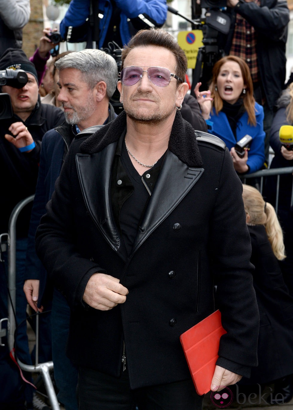 Bono a su llegada al estudio para grabar la canción en apoyo al ébola