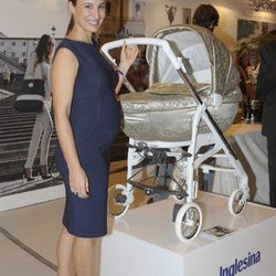 Xenia Tostado luce embarazo en un acto promocional