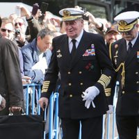 El Rey Juan Carlos con muletas en la inauguración del monumento a Blas de Lezo