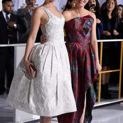 Jennifer Lawrence y Elizabeth Banks en el estreno de 'Sinsajo' en Los Ángeles
