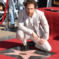 Matthew McConaughey junto a su estrella en el Paseo de la Fama de Hollywood