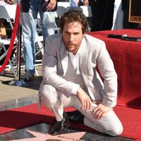 Matthew McConaughey junto a su estrella en el Paseo de la Fama de Hollywood