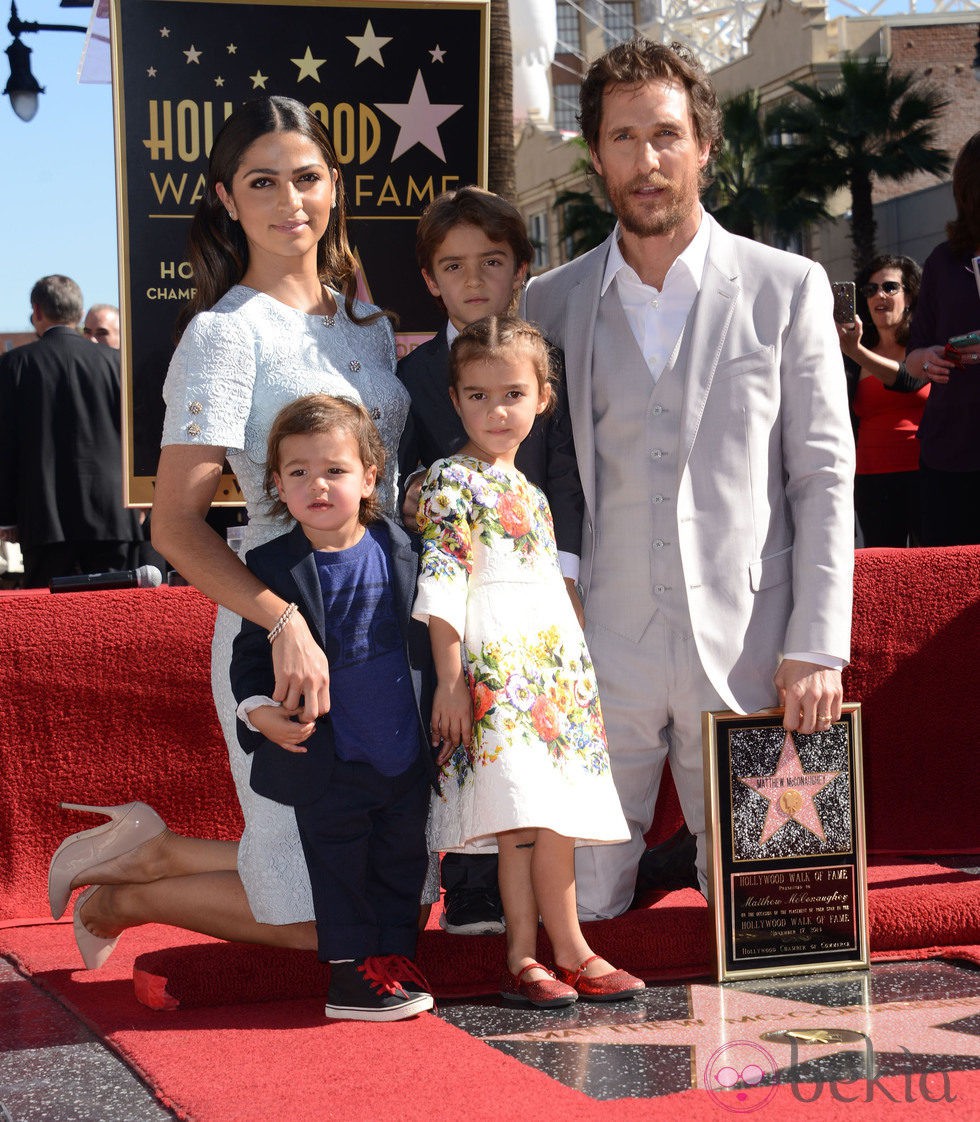Matthew McConaughey estrena su estrella en el Paseo de la Fama de Hollywood con Camila Alves y sus tres hijos