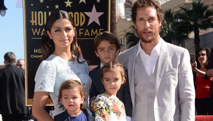 Matthew McConaughey estrena su estrella en el Paseo de la Fama de Hollywood con Camila Alves y sus tres hijos