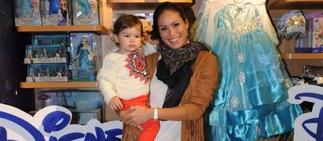 Mireia Canalda con su hija Inés en la inauguración de una tienda infantil en Barcelona