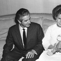 Los Duques de Alba presentan a su hija Eugenia en 1968