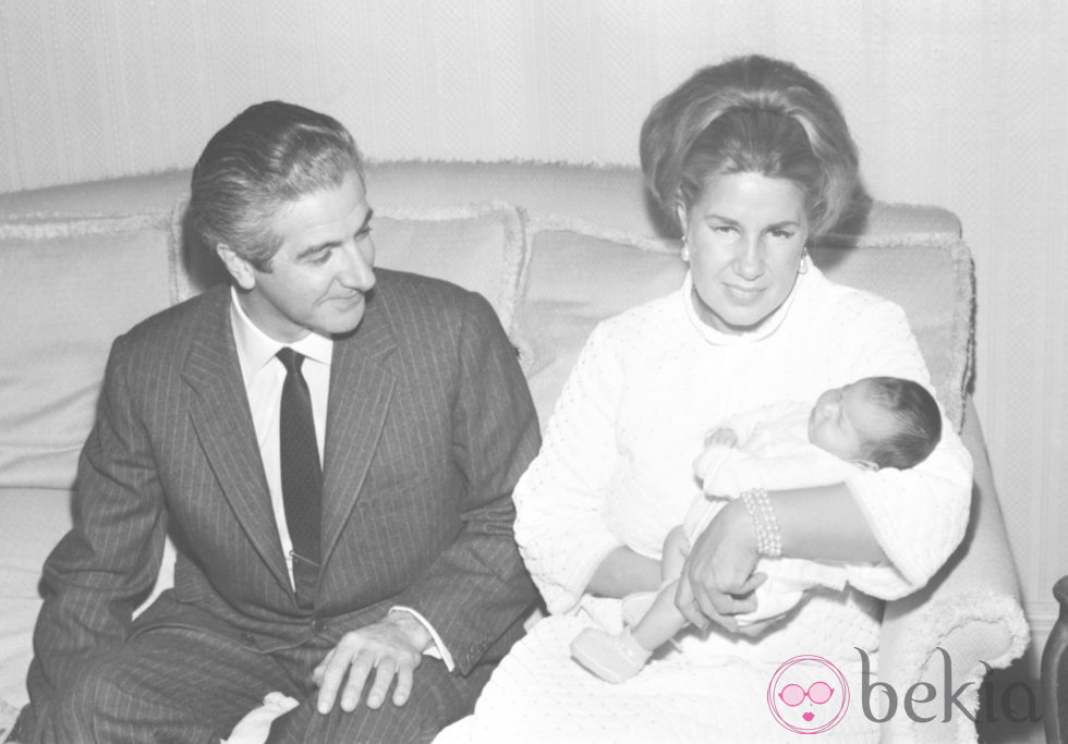 Los Duques de Alba presentan a su hija Eugenia en 1968