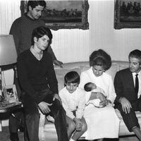 Los Duques de Alba con sus seis hijos en 1968