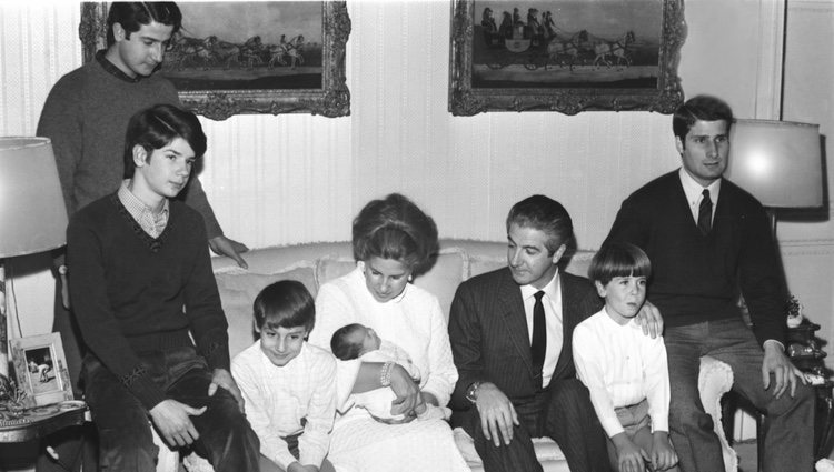 Los Duques de Alba con sus seis hijos en 1968