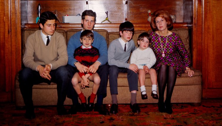 La Duquesa de Alba con sus hijos varones en los años sesenta