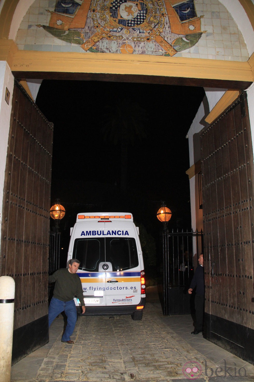 La ambulancia que traslada a la Duquesa de Alba entra en el Palacio de las Dueñas