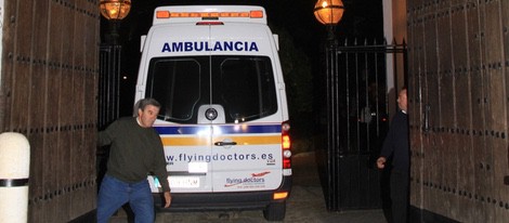 La ambulancia que traslada a la Duquesa de Alba entra en el Palacio de las Dueñas