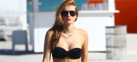 Bella Thorne en una playa de Miami