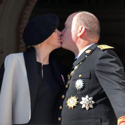 Alberto y Charlene de Mónaco se dan un beso en el Día Nacional de Mónaco 2014