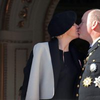 Alberto y Charlene de Mónaco se dan un beso en el Día Nacional de Mónaco 2014