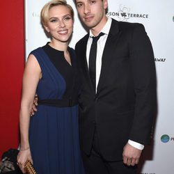 Scarlett Johansson con su hermano Hunter en una gala benéfica en Nueva York