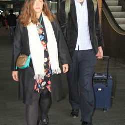 Jacobo Fitz-James Stuart y Asela Pérez Becerril llegan a Sevilla para visitar a la Duquesa de Alba