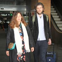 Jacobo Fitz-James Stuart y Asela Pérez Becerril llegan a Sevilla para visitar a la Duquesa de Alba