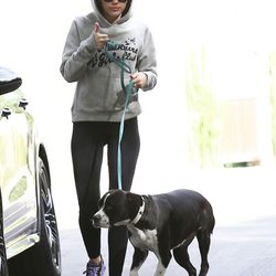 Miley Cyrus da un paseo con su perra Mary Jane por Los Angeles