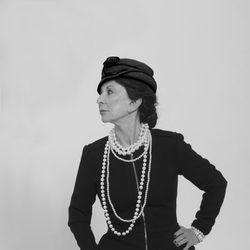 Karmele Marchante a lo Coco Chanel en la Sálvame Fashion Week