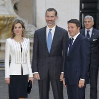 Los Reyes Felipe y Letizia con Matteo Renzi en su primer viaje oficial como Reyes a Italia