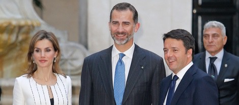 Los Reyes Felipe y Letizia con Matteo Renzi en su primer viaje oficial como Reyes a Italia