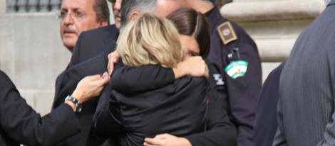 Eugenia Martínez de Irujo abraza a su hija Cayetana tras la muerte de la Duquesa de Alba