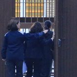 Isabel Pantoja entra en la cárcel de Alcalá de Guadaíra acompañada por dos funcionarias