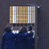 Isabel Pantoja entra en la cárcel de Alcalá de Guadaíra acompañada por dos funcionarias