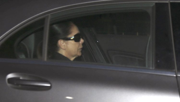 Isabel Pantoja se oculta tras unas gafas de sol a llegada a la cárcel de Alcalá de Guadaíra
