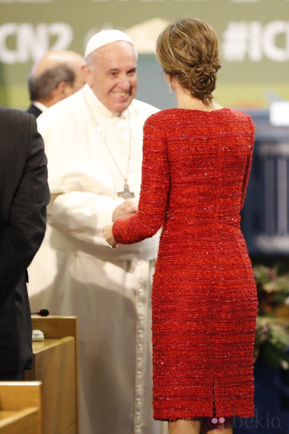 La Reina Letizia saluda al Papa Francisco en la Conferencia sobre Nutrición de la FAO