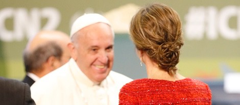 La Reina Letizia saluda al Papa Francisco en la Conferencia sobre Nutrición de la FAO