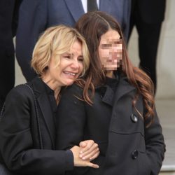 Eugenia Martínez de Irujo y Cayetana Rivera llorando en el funeral de la Duquesa de Alba
