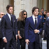 Fernando Fitz-James Stuart, Javier Martínez de Irujo e Inés Domecq en el funeral de la Duquesa de Alba
