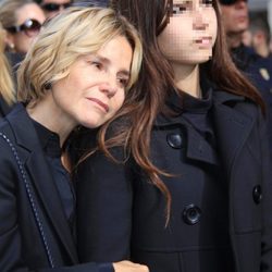 Eugenia Martínez de Irujo se apoya en su hija Cayetana en el funeral de la Duquesa de Alba