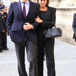 Carmen Tello con su hijo Fernando en el funeral de la Duquesa de Alba