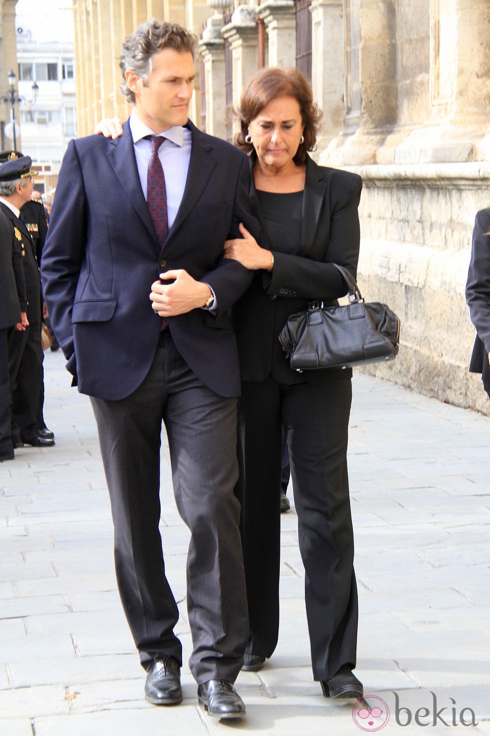 Carmen Tello con su hijo Fernando en el funeral de la Duquesa de Alba