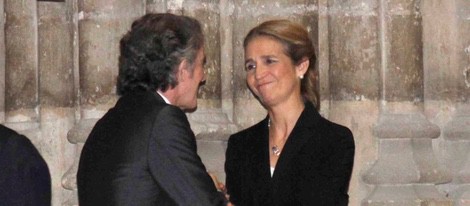 La Infanta Elena da el pésame a Alfonso Díez en el funeral de la Duquesa de Alba