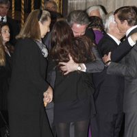 Alfonso Díez y Cayetana Rivera se abrazan en el funeral de la Duquesa de Alba