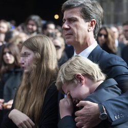 Cayetano Martínez de Irujo consuela a sus hijos tras el funeral de la Duquesa de Alba