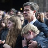 Cayetano Martínez de Irujo consuela a sus hijos tras el funeral de la Duquesa de Alba
