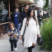 Kourtney Kardashian disfruta de un almuerzo familiar en Beverly Hills